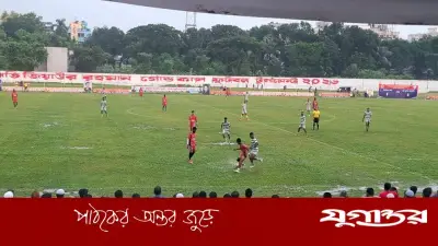 প্রবল বৃষ্টি উপেক্ষা করে গাজীপুরে ফুটবল উন্মাদনা