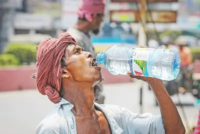 প্রচণ্ড গরমে হাঁপিয়ে উঠছেন কর্মজীবী মানুষ, বৃষ্টি কমেছে ৩৭%
