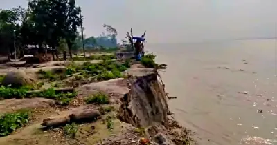 যমুনায় তীব্র ভাঙনে শতাধিক বসতঘর নদীগর্ভে, আতঙ্কে এলাকাবাসী