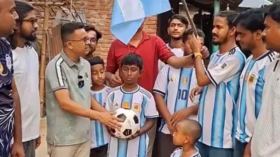 পলিথিনের পতাকা বানানো শিশুকে আর্জেন্টিনা ফ্যান ক্লাবের উপহার