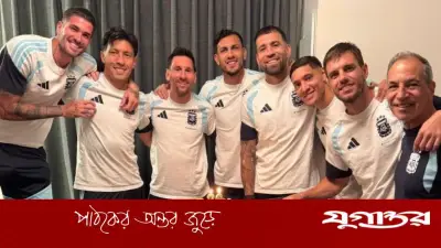 জন্মদিনে মেসিকে চমকে দিলেন সতীর্থরা, কেক কেটে উদযাপন