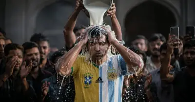 দুধ দিয়ে গোসল: অতীত মুছে ফেলার প্রতীক নাকি ভাইরাল কৌশল?