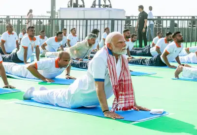 কলকাতায় যোগ দিবসে মোদি, রাজ্য কর্মীদের উপস্থিতি বাধ্যতামূলক নয়: হাইকোর্ট
