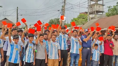 নেত্রকোনায় ফুটবলপ্রেমীদের মাদকবিরোধী লাল কার্ড প্রদর্শন