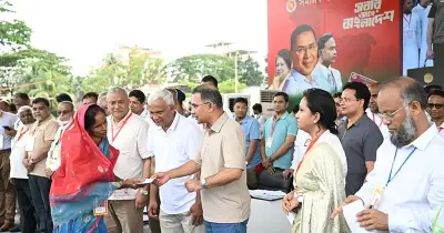মৌলভীবাজারে ফ্যামিলি কার্ড বিতরণ ও গাছ রোপণ করলেন প্রধানমন্ত্রী