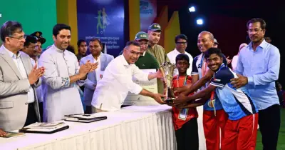 প্রধানমন্ত্রী তারিক রহমানের স্কুলছাত্রীদের আত্মবিশ্বাসী হওয়ার আহ্বান