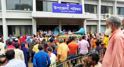 মাদারগঞ্জে সমবায় সমিতির টাকা ফেরতের দাবিতে উপজেলা পরিষদ ঘেরাও