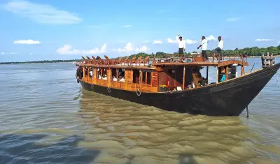 বরিশালে ঐতিহ্যবাহী কাঠের নৌতরি ‘কুইন অব উলানিয়া’ উদ্বোধন
