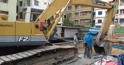 মোহাম্মদপুরে রাস্তা ধসে দোকানসহ ৪০ ফুট নিচে তলিয়ে যাওয়া নির্মাণাধীন ভবনের পাইলিং