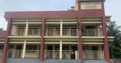 দাকোপে শিক্ষার্থীদের পিটিয়ে জখম: বদলির দাবিতে সভা ত্যাগ অভিভাবকদের