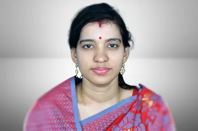 ওড়না পেঁচিয়ে প্রাণ গেল শিক্ষিকা অপর্ণা ধরের, অপেক্ষায় ১৫ মাসের যমজ কন্যা