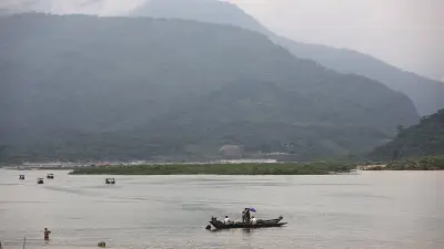 সিলেটের সাদাপাথরে বৃষ্টি-ঢলে পর্যটক কম, দোকান-নৌকা সবই ফাঁকা