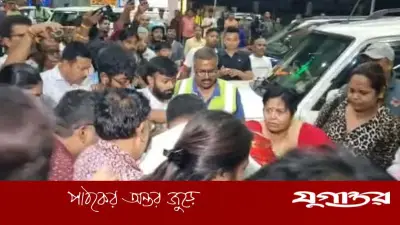 কলকাতা বিমানবন্দরে তৃণমূল-বিজেপি সংঘর্ষ, অভিষেককে অন্য গেটে বের করা হয়