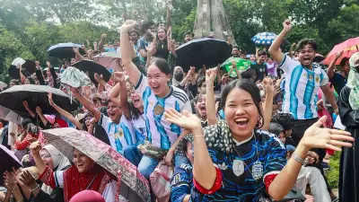 চট্টগ্রাম বিশ্ববিদ্যালয়ে বিশ্বকাপ উন্মাদনা: মেসির গোলে কান ফাটানো চিৎকার