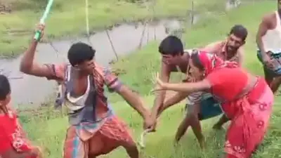 প্রকাশ্যে দম্পতিকে পেটালেন যুবদল নেতা, ভিডিও ভাইরাল