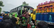 বাগেরহাটে বাস-ট্রাক সংঘর্ষে ২০ যাত্রী আহত, ৫ জন গুরুতর