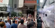 মতিঝিলে ইসলামী ব্যাংকের নতুন চেয়ারম্যান নিয়োগ নিয়ে সংঘর্ষ, পুলিশের লাঠিচার্জ