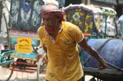 প্রচণ্ড গরমে পাবনাসহ দেশের কয়েক জেলায় তাপপ্রবাহ, কষ্টে খেটে খাওয়া মানুষ