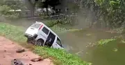 ব্রাহ্মণবাড়িয়ায় ট্রেনের ধাক্কায় খাদে মাইক্রোবাস, হতাহত নেই