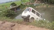 ট্রেনের ধাক্কায় মাইক্রোবাস খাদে, লাফিয়ে প্রাণ বাঁচালেন যাত্রীরা