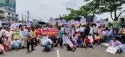 ভূমি সমস্যার স্থায়ী সমাধানে কুমিল্লায় মহাসড়ক অবরোধ, মানববন্ধন
