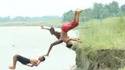 দেশজুড়ে নানা ঘটনার ছবি: কাঁঠাল থেকে লিচু বেচাকেনা