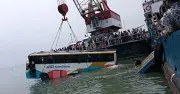রাজবাড়ীতে ফেরিঘাটে বাস নিয়ন্ত্রণ হারিয়ে পদ্মায় পড়েছে, চালক-সহকারী উদ্ধার
