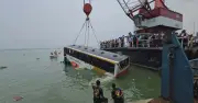 রাজবাড়ীতে ফেরিঘাটে বাস পদ্মায় ডুবে গেল, চালক-সহকারী আহত
