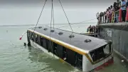 পদ্মায় পড়া বাস উদ্ধার, হতাহত নেই