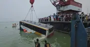 ২০ সেকেন্ডের ব্যবধানে মৃত্যুর মুখ থেকে ফিরলেন ৩৭ যাত্রী
