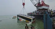 দৌলতদিয়ায় ফেরিতে ওঠার সময় বাস ডুবে গেলেও প্রাণহানি নেই