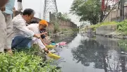 গাজীপুরের শ্রীপুরে দূষিত নদীতে কাগজের নৌকা ভাসিয়ে পরিবেশ রক্ষার দাবি