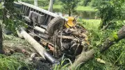 চাকা ফেটে কাভার্ডভ্যান উল্টে চালক নিহত, কাফনের কাপড় পরে নিষিদ্ধ ছাত্রলীগের শপথ