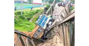 ট্রাকসহ ভেঙে পড়লো সেতু, নিহত ২
