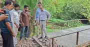 বরিশালে ব্রিজ নির্মাণে রডের বদলে বাঁশ ব্যবহার, প্রশাসনের অংশ ভাঙার নির্দেশ
