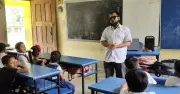 দৃষ্টিহীন শিক্ষক আব্দুল মালেকের ১৩ বছরের শিক্ষাদান যুদ্ধ