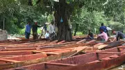 খালের পাশে নৌকার হাট, পানি বাড়লে আরও বড় হবে