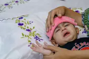 শিশুর জ্বরে প্যারাসিটামল: কখন দেবেন, কখন নয়, জানুন নিয়ম