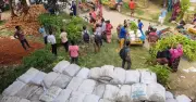 কামারখন্দে কৃষকদের মাঝে বিতরণ করা জৈব সারের বস্তায় মাটি ও প্লাস্টিক বর্জ্য