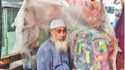 ফুটপাতে খেলনা বিক্রি করেন এরশাদ আলী, সংসার চলে কষ্টে