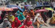 বকেয়া বেতনের দাবিতে মহাখালী-তেজগাঁও সড়ক অবরোধ পোশাক শ্রমিকদের