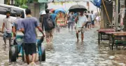 পুরান ঢাকায় আবারও জলাবদ্ধতা, হোসেনী দালান সড়ক তলিয়ে গেছে পানিতে