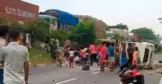 ভারতে সড়ক দুর্ঘটনায় আহত দম্পতি, সাহায্য না করে আম লুট জনতার