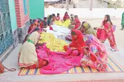কাঁথা সেলাইয়ের আয়ে চলে বিদ্যালয়, নারীদের হাতের কাজে বদলে যাচ্ছে গ্রাম