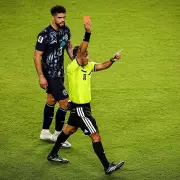মুখ ঢেকে কথা বলায় লাল কার্ড: ফুটবলের নতুন নিয়মে প্রথম শিকার আলমিরন