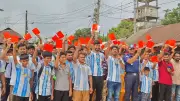নেত্রকোনায় ফুটবলপ্রেমীদের মাদকবিরোধী লাল কার্ড প্রদর্শন