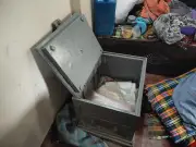 সিরাজগঞ্জে পুরোনো লোহার সিন্দুক ভেঙে টাকা ও স্বর্ণালংকার চুরি