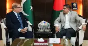 পাকিস্তানের হাইকমিশনারের সাথে প্রতিরক্ষা উপদেষ্টার সাক্ষাৎ