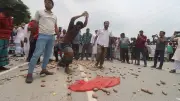 হিমাগার ভাড়া বাড়ানোর প্রতিবাদে রংপুরে সড়কে আলু ঢেলে প্রতিবাদ