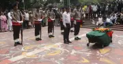 শিল্পী মুস্তাফা মনোয়ারকে শেষ শ্রদ্ধা জানাতে কেন্দ্রীয় শহীদ মিনারে সর্বস্তরের মানুষের ঢল